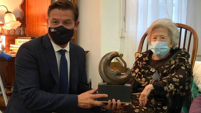 El alcalde Luis Salvador le entrega a la escritora Julia Uceda el Premio Lorca