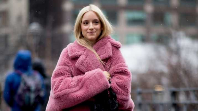 El abrigo rosa ofrece una versión más romántica de tus 'looks'.