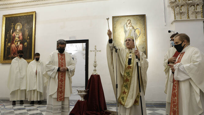 El arzobispo bendice la restauración del coro alto de la Magdalena.