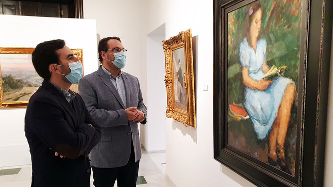 Carlos Sánchez y Juan Manuel Martín Robles viendo una obra de Arte catalán.