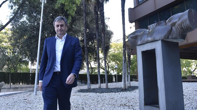 Rafael Sánchez Durán camina por el exterior de la sede central de Endesa en Sevilla.