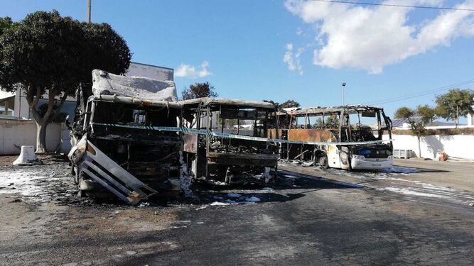 Arden dos autobuses y un camión en el aparcamiento de una gasolinera de Níjar.