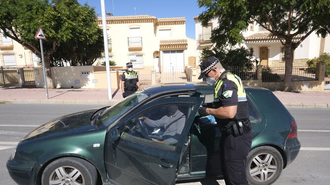 La Policía Local comprueba que los conductores no se estén saltando el confinamiento.