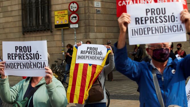 Aspecto de la concentración que varias entidades independentistas han llevado a cabo este miércoles en Barcelona para denunciar la "represión" que a su juicio representan las detenciones de esta mañana.