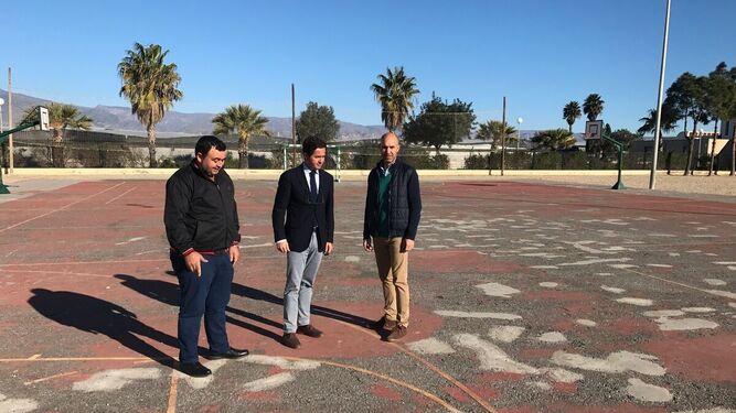 El alcalde de El Ejido, en una visita a la pista deportiva del centro (archivo)