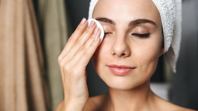 Al desmaquillar los ojos hay que tener especial cuidado por tratarse de una zona con la piel muy sensible.
