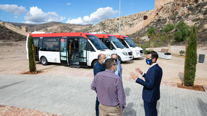 El alcalde, en el nuevo camino a la Alcazaba, ha anunciado los cambios introducidos en la Línea 1 de autobuses