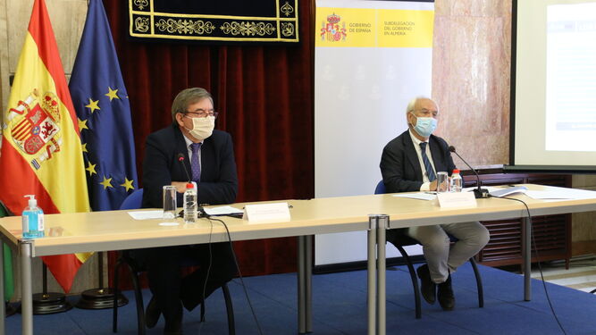 El secretario de Estado de Memoria Democrática, Fernando Martínez López, y el subdelegado del Gobierno en Almería, Manuel de la Fuente, presentaron ayer los PGE de 2021.