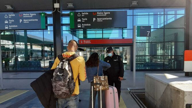 La Policía Nacional preguntan a todos los viajeros de AVE Sevilla-Granada el motivo de su viaje