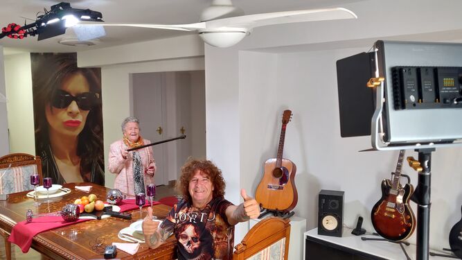 El cantante y músico Fortu Sánchez con su madre, La Mari de 87 años, durante la grabación del programa piloto del nuevo proyecto que une música y cocina.