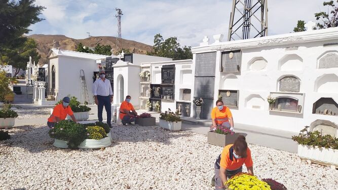 Trabajos de acondicionamiento realizados en el Cementerio Municipal de Huércal de Almería.