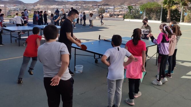 Los alumnos del CEIP Buenavista aprenden a jugar a tenis de mesa