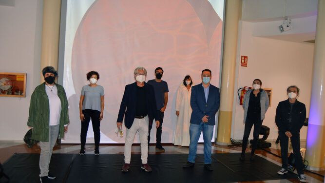 Juan Manuel Martin Robles con artistas del proyecto ‘Tránsito’.