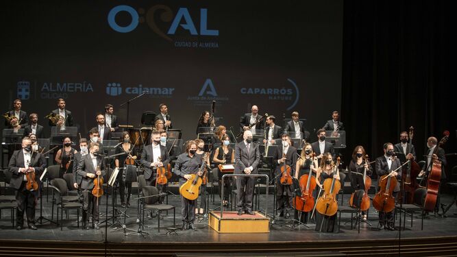 La OCAL junto con Tomatito acogen el aplauso del público en el Maestro Padilla.
