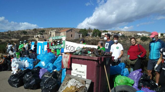 Vecinos y ecologistas limpian La Molineta para denunciar el abandono y la falta de civismo