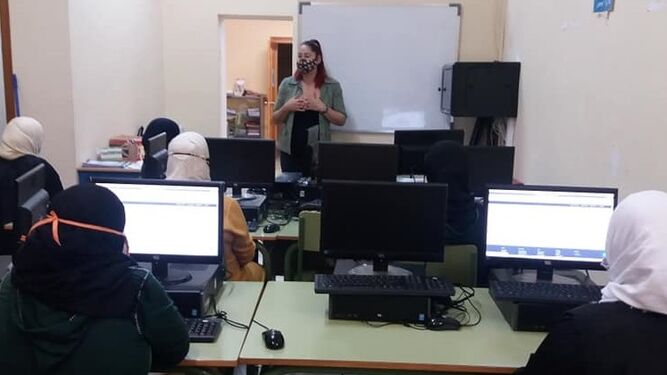 Los talleres de alfabetización digital buscan acabar con la brecha social en Vícar