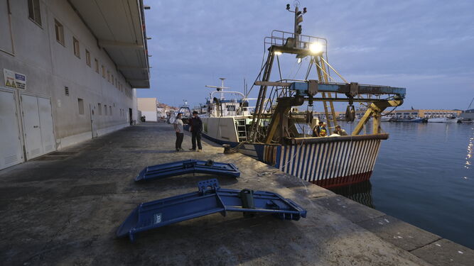 Preparación para la instalación de las puertas voladoras en el 'Nuevo Virgencita' en el puerto de Almería
