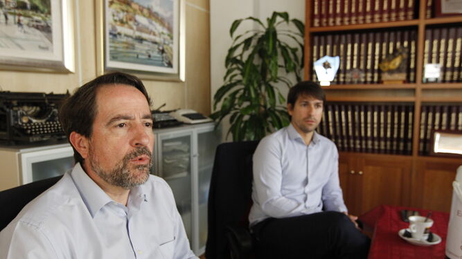 Luis Carlos Martínez, director general de Comunicación de Ence, y Rubén Hornero, Agricultural Biomass Manager; en Diario de Almería.