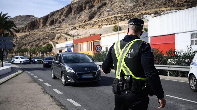 Imagen de archivo de un control de la Policía Local de Almería.