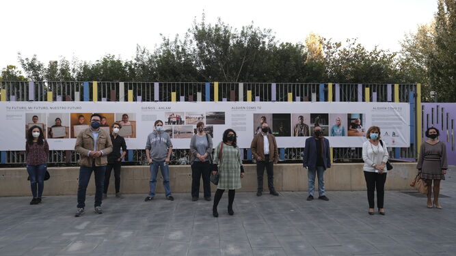 Cristóbal Díaz, Pepa Cobo, Juan Miralles, Paola Laynez y Mar Peláez junto a los participantes en la exposición.