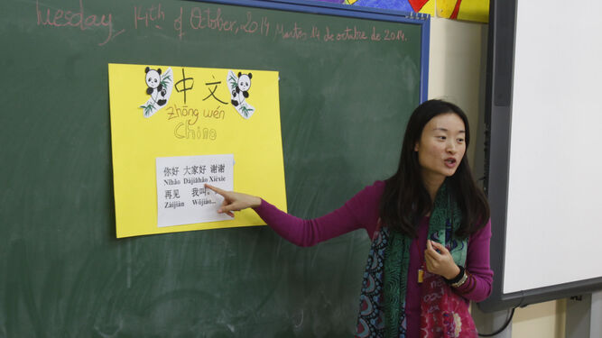 Una de las docentes de chino en un Aula Confuncio