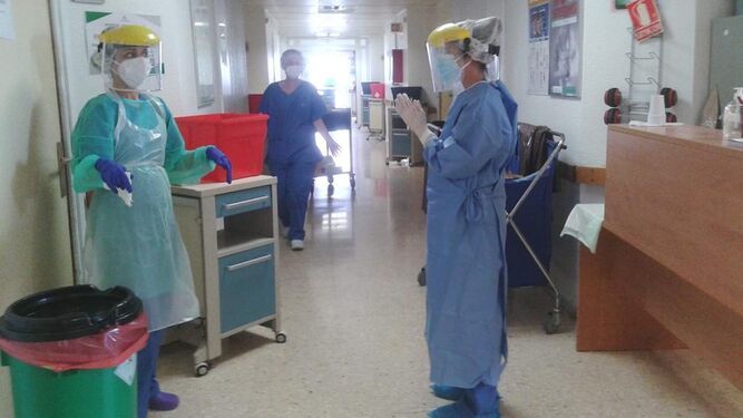 Más de 1.600 bajas de profesionales sanitarios en Almería, 372 por positivos y otras 1.239 por aislamiento preventivo