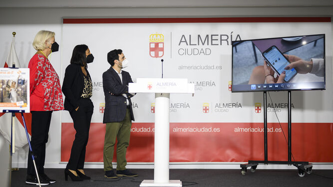 Las representantes de Almería Centro y el concejal de Promoción han presentado la campaña 'Siempre cerca de ti'