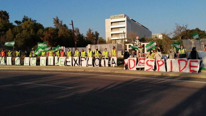 Concentración de los trabajadores de Bio Looije a las puertas del PITA, organizada por SAT Almería