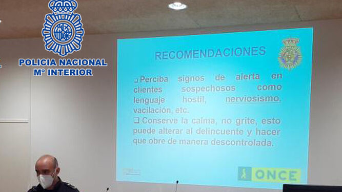 La Policía Nacional en Almería colabora activamente con la O.N.C.E. formando en seguridad a sus futuros vendedores