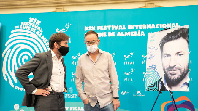 Antonio de la Torre con su amigo el cineasta almeriense Manuel Martín Cuenca.