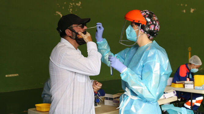 Los sanitarios del Distrito de Almería realizan los test de antígenos en Gádor.
