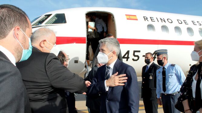 El ministro del Interior, Fernando Grande-Marlaska, a su llegada a Rabat este viernes.