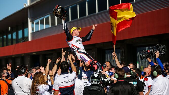 El español Albert Arenas celebra con su equipo el campeonato del mundo de Moto3 sellado en Portugal.