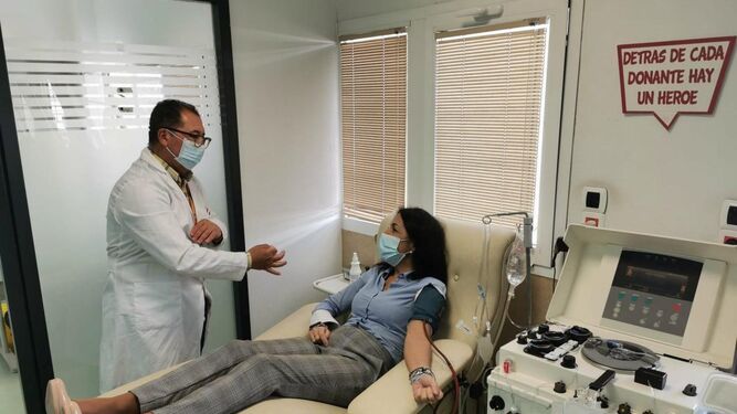 Marta Bosquet, presidenta del Parlamento Andaluz,  dona plasma para los enfermos de COVID-19
