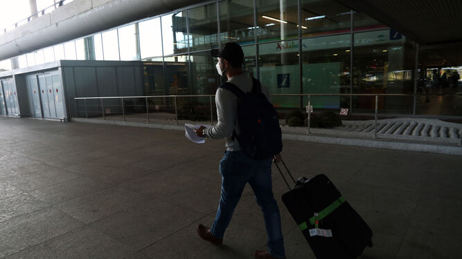 Un turista sale del aeropuerto de Málaga, donde es necesario entregar un resultado de PCR desde este lunes.