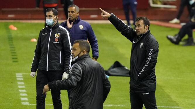 José Gomes, al fondo, da instrucciones desde su zona técnica con López Garai en primer plano