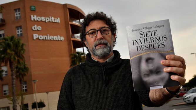 Francisco Villegas con su obra Siete inviernos después' a las puertas del Hospital de Poniente.