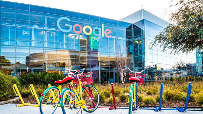Las famosas bicicletas de colores corporativas de Google en su sede central.