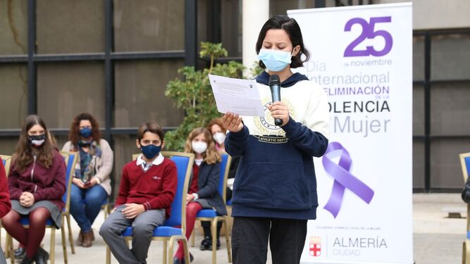 Niños y adolescentes, protagonistas del acto del Ayuntamiento de Almería contra la violencia de género