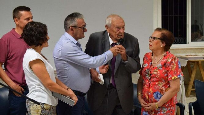 El alcalde de Íllar, Carmelo Llobregat, sostiene el micro a Pepe Casas en una de sus últimas apariciones en público