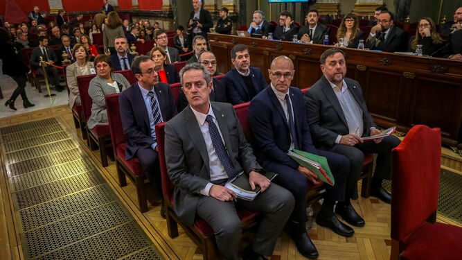 Los doce líderes independentistas acusados por el proceso soberanista catalán que derivó en la celebración del 1-O y la declaración unilateral de independencia de Cataluña,en el banquillo del Supremo durante el juicio.