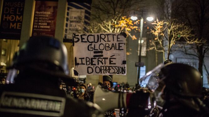 Protestas en París contra la ley que prohíbe captar imágenes de policías.