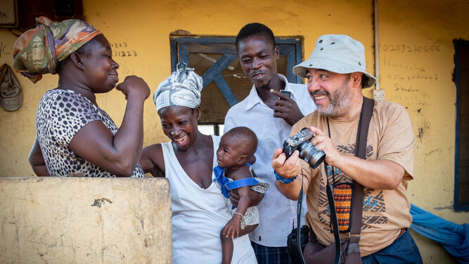 Kiki muestra una de sus fotografías en la cámara a una familia de Walembele, en el norte de Ghana.