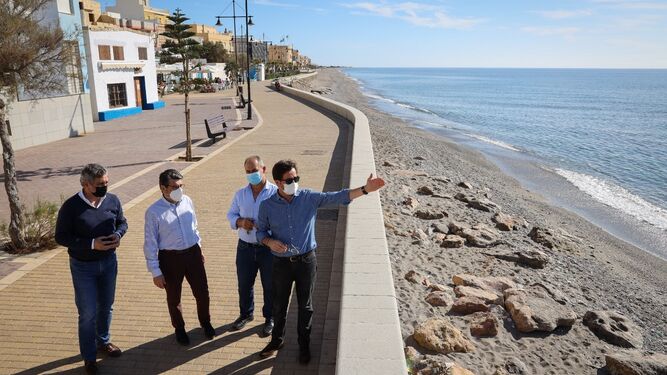 Visita de los representantes del PP al paseo marítimo de Balerma.