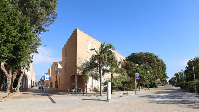 La Universidad de Almería está casi desierta por culpa de la pandemia.