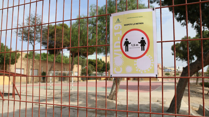 Cartel con medidas para prevenir la COVID-19 en un colegio de Almería.