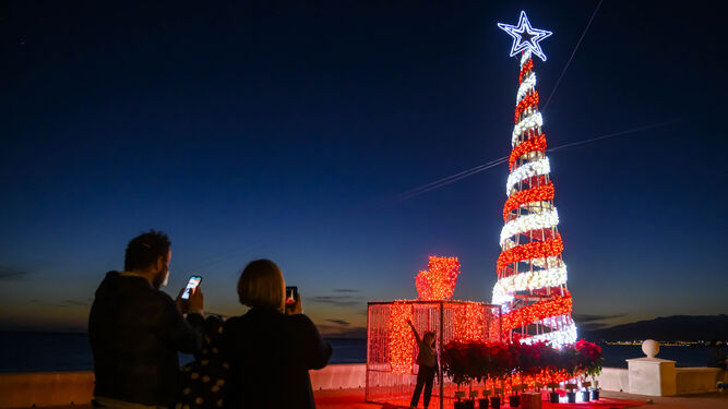 Retamar-El Toyo se ilumina por primera vez en Navidad para animar la vida y el comercio
