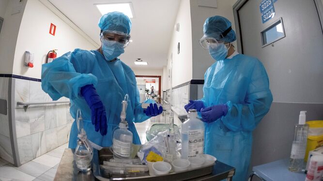Personal sanitario trabaja en una planta del madrileño hospital  Gregorio Marañón.
