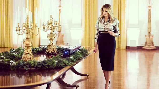 La primera dama estadounidense pasea por las estancias de la Casa Blanca, decorada para las fiestas.