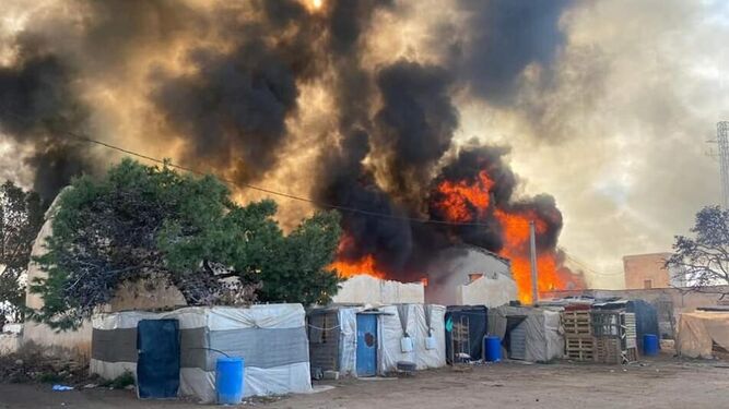 El incendio en el asentamiento ‘La Paula’ , de Níjar, deja 200 migrantes damnificados y 50 infraviviendas arrasadas